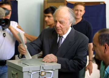 Τις παραιτήσεις τους υπέβαλαν ο πρόεδρος και τα μέλη του ΠΓ του ΚΙΣΟΣ