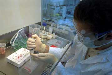 «Αδικαιολόγητη» η διακοπή των δοκιμών του εμβολίου, κατά τη δρ. Αποστολοπούλου