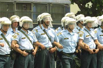 Αβγά, δακρυγόνα και ξύλο συνόδευσαν τη φοιτητική πορεία