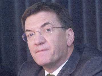 Είκοσι σχολές για ενηλίκους δημιουργεί το υπουργείο Παιδείας