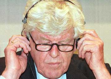 Υποχωρεί το ευρώ – Εντείνονται οι φόβοι για τον πληθωρισμό