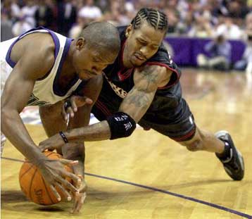 Οι Σίξερς κέρδισαν και ισοφάρισαν τους Μπακς