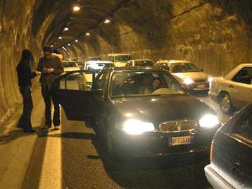 Πανικός από πυρκαγιά σε σήραγγα στις ιταλικές Αλπεις