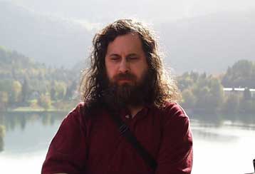 Ο εμπνευστής της ιδέας του ελεύθερου λογισμικού αντεπιτίθεται στη Microsoft