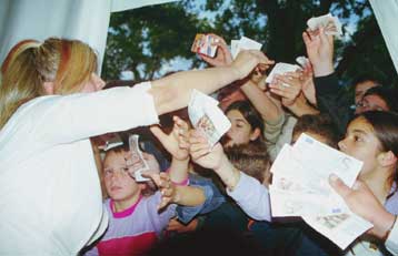 Εικονικές συναλλαγές σε ευρώ θα κάνουν οι Αθηναίοι για μία εβδομάδα