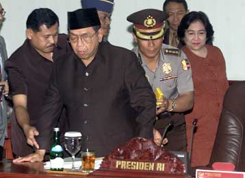 Οι αρχές ασφαλείας να επιβάλουν την τάξη στη χώρα, διέταξε ο Ινδονήσιος πρόεδρος