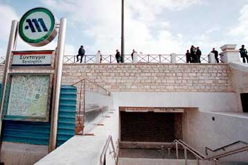 Αρχαία που έφερε στο φως η ανασκαφή του μετρό εκτίθενται στο Σύνταγμα