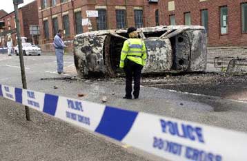 Για δεύτερη νύχτα πεδίο φυλετικών συγκρούσεων η βρετανική πόλη Όλνταμ