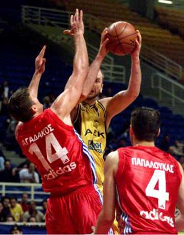 Αργησε αλλά ξύπνησε η ΑΕΚ, που νίκησε με 80-73 τον Πανιώνιο στα πλέι οφ