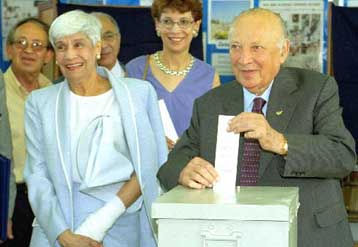 Προβάδισμα του ΑΚΕΛ έναντι του ΔΗΣΥ στις κυπριακές βουλευτικές εκλογές