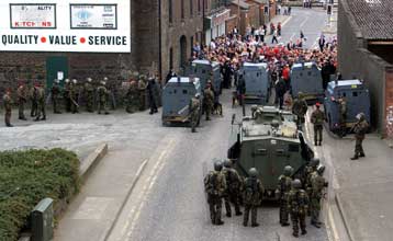 Δεκάδες τραυματίες αστυνομικοί έπειτα από συγκρούσεις με προτεστάντες