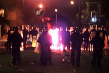 Πρωτοφανείς φυλετικές ταραχές στο Μάντσεστερ