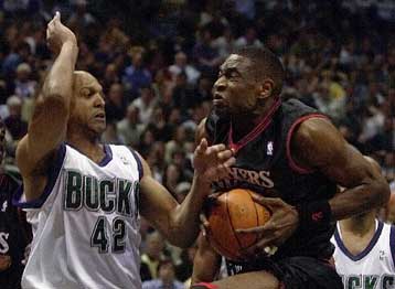 Οι Μπακς  80-74 και 2-1 τους Σίξερς, που έπαιξαν χωρίς τον Αϊβερσον