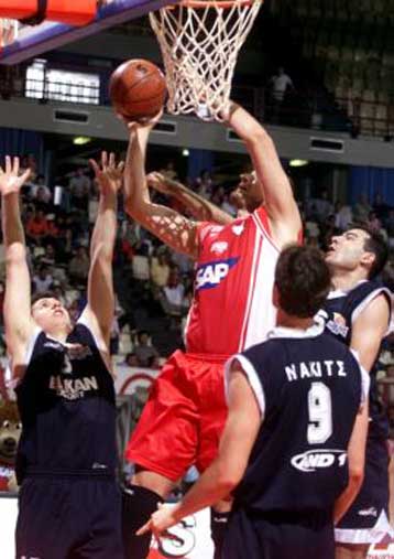 Ο Ολυμπιακός άνετα 98-70 επί του Ηρακλή στην πρεμιέρα των πλέι οφ