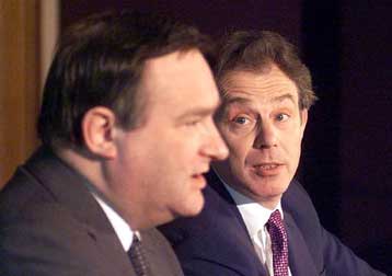 Αρνείται τις κατηγορίες περί παραπληροφόρησης του κοινού η βρετανική κυβέρνηση