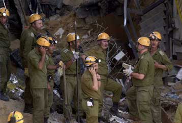 Με κάθε μέσο αναζητούνται επιζώντες στα ερείπια του κτιρίου στην Ιερουσαλήμ