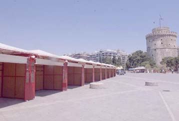 Tα παιδιά της Θεσσαλονίκης ζωγραφίζουν το πλακόστρωτο της παραλίας