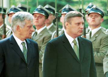 Η πολωνική αστυνομία προκαλεί ελεγχόμενη έκρηξη σε αυτοκίνητο κοντά στο ξενοδοχείο του Κασιάνοφ