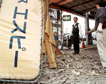 Ένας νεκρός, 566 τραυματίες και χιλιάδες άστεγοι Κινέζοι από την ισχυρή σεισμική δόνηση