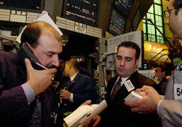 Ανοδος για Nasdaq και Dow Jones την Πέμπτη εν αναμονή των εξαγγελιών Γκρίνσπαν