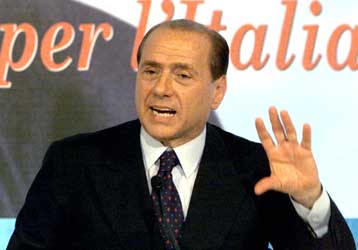 Την τιμή των ΜΜΕ που ελέγχει υπερασπίζεται ο Μπερλουσκόνι