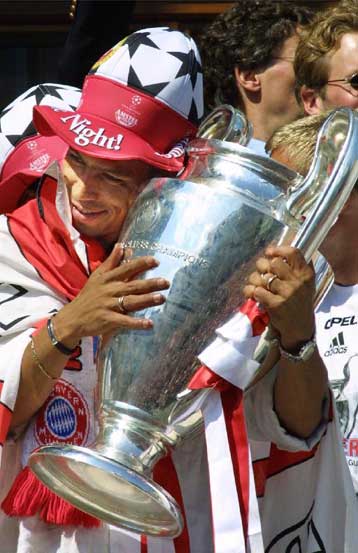 Χιλιάδες Γερμανοί υποδέχτηκαν το τρόπαιο και την αποστολή της Μπάγερν