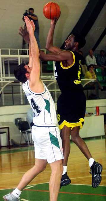 Ο Μπακ Τζόνσον νίκησε τον συνονόματό του και η Δάφνη τον Μίλωνα 99-75