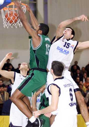 Ο Ηρακλής 82-76 τον Μακεδονικό, αλλά παρέμεινε έκτος