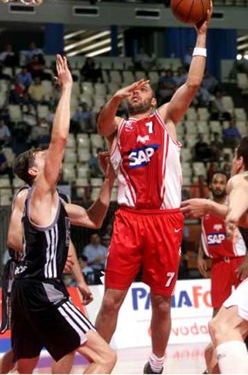 Σε παιχνίδι που έγινε επειδή έπρεπε, ο Ολυμπιακός νίκησε με 98-87 τον ΠΑΟΚ