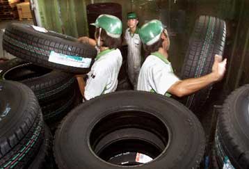 Σε αντικατάσταση 13 εκατ. ελαστικών Bridgestone/Firestone προχωρεί η Ford