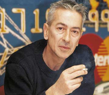 <I>Πολλές καρέκλες και λίγα τριαντάφυλλα</I> από τον Παύλο Βαζάκα