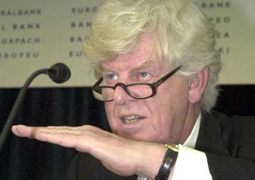 Στο χαμηλότερο επίπεδο του τελευταίου εξαμήνου υποχωρεί το ευρώ