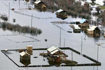 Υποχωρούν σταδιακά τα νερά του ποταμού Λένα
