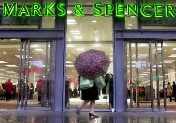 Συρρικνώθηκε κατά 18% η κερδοφορία της Marks & Spencer