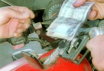 Χαμηλότερες του αναμενόμενου οι μειώσεις στις βενζίνες