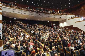 <i> Tαρτούφος</i> και <i>Μίκαελ Κόλχαα, ο εχθρός του λαού</i> από το θέατρο Κάτονα Γιόζεφ στο ΚΘΒΕ