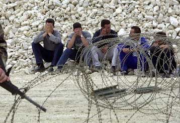 Ειρήνη στη Ν.Σερβία; Καταθέτουν τα όπλα οι Αλβανοί αντάρτες στην ουδέτερη ζώνη ασφαλείας