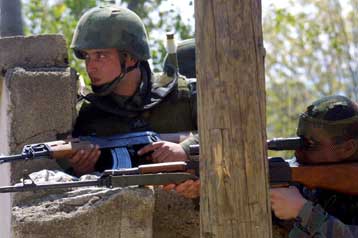 Υπεγράφη από τους Αλβανούς αντάρτες η συμφωνία για αποστρατιωτικοποίηση