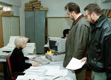 Το σχέδιο της κυβέρνησης για τους μισθούς των δημοσίων υπαλλήλων το 2002