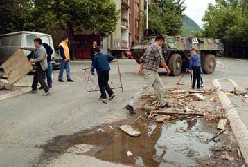 Ελεύθερη η κυκλοφορία στο βόρειο Κοσσυφοπέδιο μετά την υποχώρηση των Σέρβων