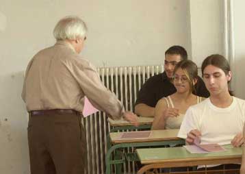 Βατά τα θέματα κατά την πρώτη ημέρα των εισαγωγικών εξετάσεων