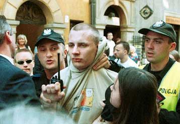 «Θερμή» υποδοχή επιφύλαξε Πολωνός διαδηλωτής στον τέως πλανητάρχη