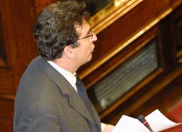 Στη Βουλή οι καταγγελίες μελών της ΕΠΗΕΑ περί κακοποίησής τους από αστυνομικούς