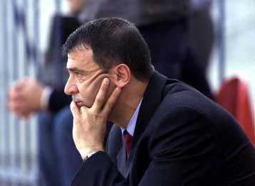 Ο Τάκης Λεμονής παραμένει τεχνικός του Ολυμπιακού