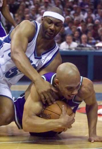 Οι Μπακς ισοφάρισαν σε 3-3 τους Χόρνετς