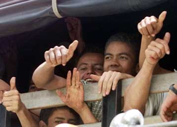 Ελεύθεροι οι 200 εργάτες που είχαν απαχθεί από Κολομβιανούς παραστρατιωτικούς