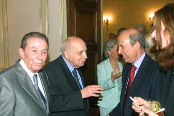 Δεκάδες εκπρόσωποι των γραμμάτων στη δεξίωση που παρέθεσε ο πρωθυπουργός