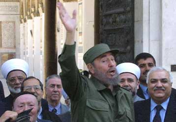 Συγκίνηση και αναμνήσεις κατά την υποδοχή του Κουβανού ηγέτη από τον Καντάφι