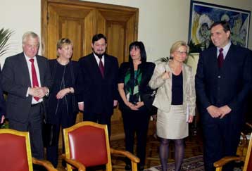 «Ναι» στην κυβέρνηση εθνικής ενότητας, «όχι» στους εξτρεμιστές από την ΕΕ