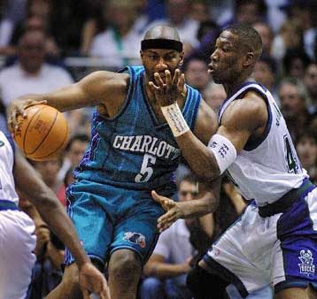 Οι Χόρνετς κέρδισαν τους Μπακς και προηγούνται 3-2